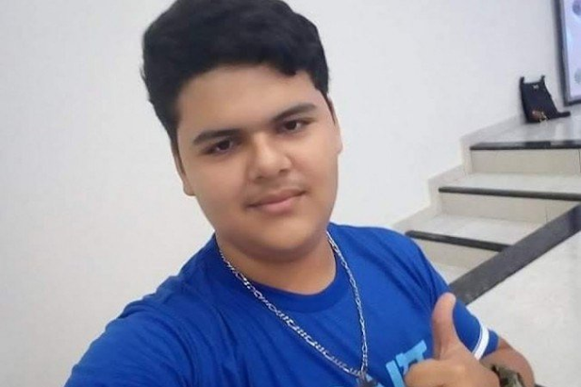 Adolescente morre após levar choque de celular ligado à tomada