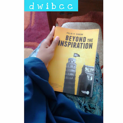 foto muslimah pegang buku