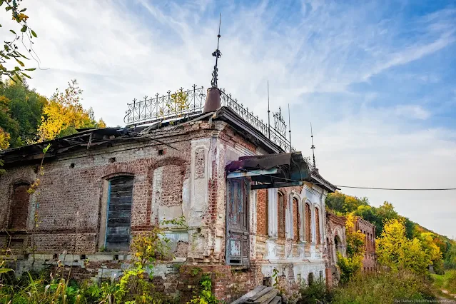 Старое кирпичное здание металлическим декором