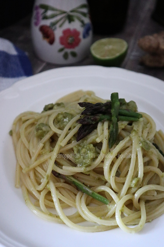 Spaghettoni quadrati con asparagi, gorgonzola, zenzero e lime