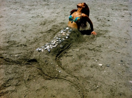 Echa un vistazo a esta foto de Ariana Grande en playa la cual fue subida 