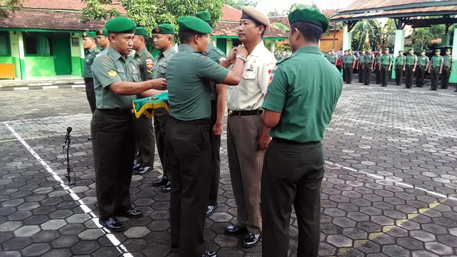 Prajurit Terima Kehormatan Kenaikan Pangkat