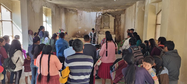 Ich bin seit 6 Monaten als Pfarrer in der Gegend von Ocuri-Ravelo und kenne bisher noch nicht alle  Gemeinden. Wenn ich zur Seelsorge und geistlichen Fürsorge gehe finde ich sehr heruntergekommene Kirchen. Manchmal habe ich Angst, dass mir die Arbeit über den Kopf wächst aber ich vertraue auf Gott und meine Freunde. Hier bin ich in Marcoma, Potosí - Bolivien.