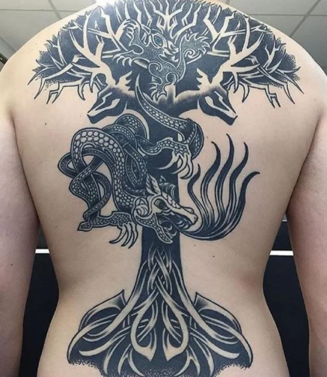 Tatuajes del Yggdrasil vikingo