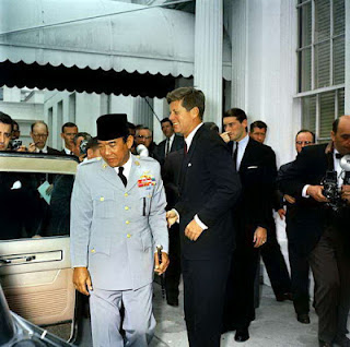 http://krocoplus.blogspot.com/2012/07/foto-langka-ir-soekarno-berwarna.html