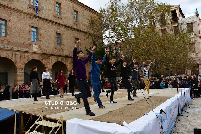 Παραδοσιακοί χοροί και κάλαντα στην πλατεία Συντάγματος στο Ναύπλιο (βίντεο)