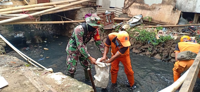 Cegah Banjir, Kodim 0505/JT Karya Bakti Bersihkan Kali Pasar Induk Kramatjati.