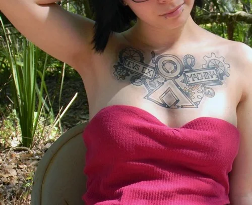 modelo nos enseña su tatuaje, es un tatuaje de estilo geek