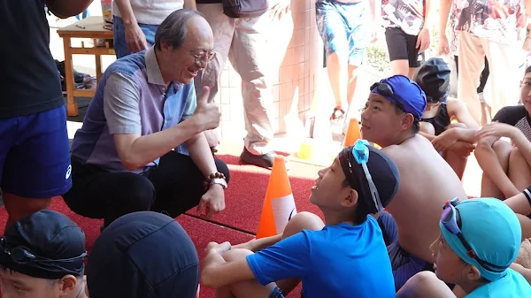 ▲中山國小校長楊式愷表示，中山國小擁有得天獨厚的泳池教學環境，因此特別選在5月20日這個象徵「我愛你」的日子，舉辦全校性的水上運動會。（記者林明佑攝）