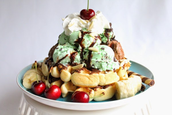 http://hipfoodiemom.com/2013/05/16/the-ultimate-waffle-sundae/