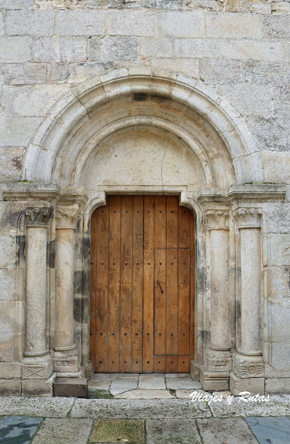 Puerta de los muertos de la iglesia de Meira