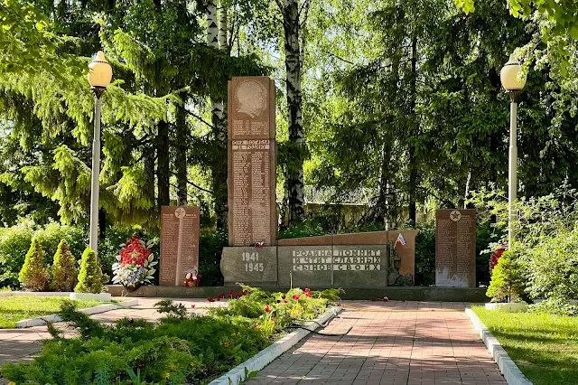 улица Василия Ботылёва, обелиск павшим в годы Великой Отечественной войны жителям поселка Рублёво «Родина помнит и чтит славных сынов своих»