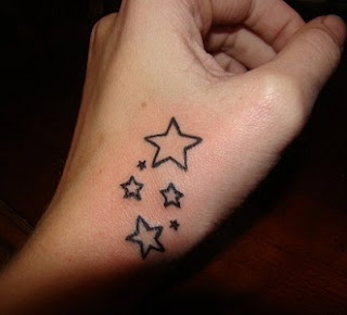 TATTOO TATUAJE PEQUEÑO DE ESTRELLAS EN LA MANO