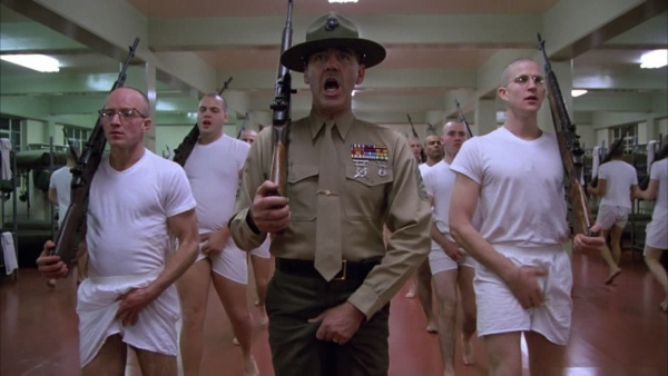 A imagem acima é referência ao título da postagem e ao filme "Full Metal Jacket" (Nascido Para Matar)onde um sargento explica a diferença entre nomenclaturas e seu uso.