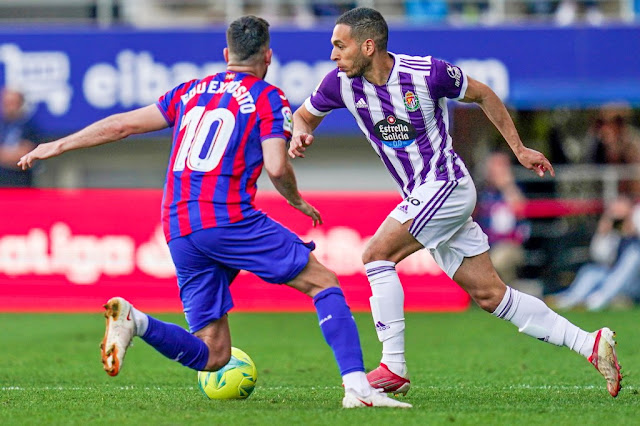 Anuar eludiendo a Edu Expósito. S. D. EIBAR 0 REAL VALLADOLID C. F. 2 Domingo 08/05/2022, 16:00 horas. Campeonato de Liga de 2ª División, jornada 39. Eibar, Guipúzcoa, estadio Municipal de Ipurua: 7.237 espectadores. GOLES: 0-1: 68’, Nacho, de penalti, señalado por una mano de Stoichkov tras el saque de un córner. 0-2: 80’, Weissman culmina con un disparo desde cerca por bajo una magnífica jugada de Anuar por la derecha.