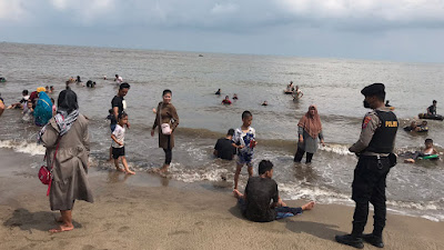 Ditsamapta Polda Banten Patroli Wisata di Pantai Anyer