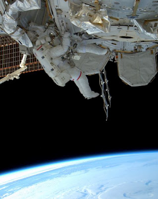 Spacewalk: The Blue Sky Underfoot Seen On  www.coolpicturegallery.us