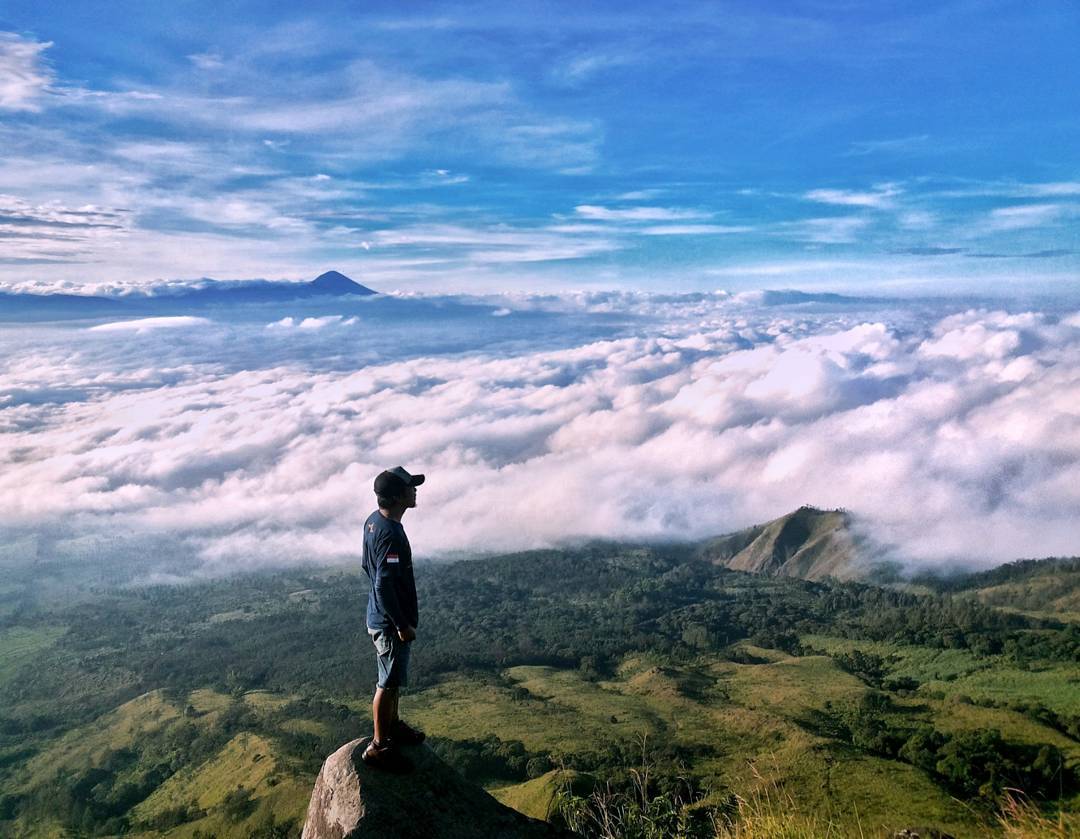 Bukit Lincing Arjuno Spot Keren Bagai Negri Diatas Awan Photo