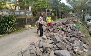 Kabid Humas Polda Jabar : Budayakan Gotong Royong, Polisi Turut Bantu Warga Desa Binaan Bangun Senderan Jalan Desa