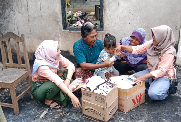 Senyum Gembira Petani di Gunung Kidul Yang Rumahnya Terbakar  Dapat Bantuan Relawan Mak Ganjar