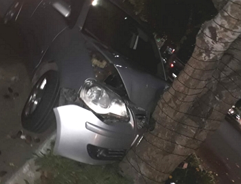 (Ler mais ) Motorista colide em Árvore  na  Avenida Rui Barbosa em Garanhuns no Agreste de Pernambuco  