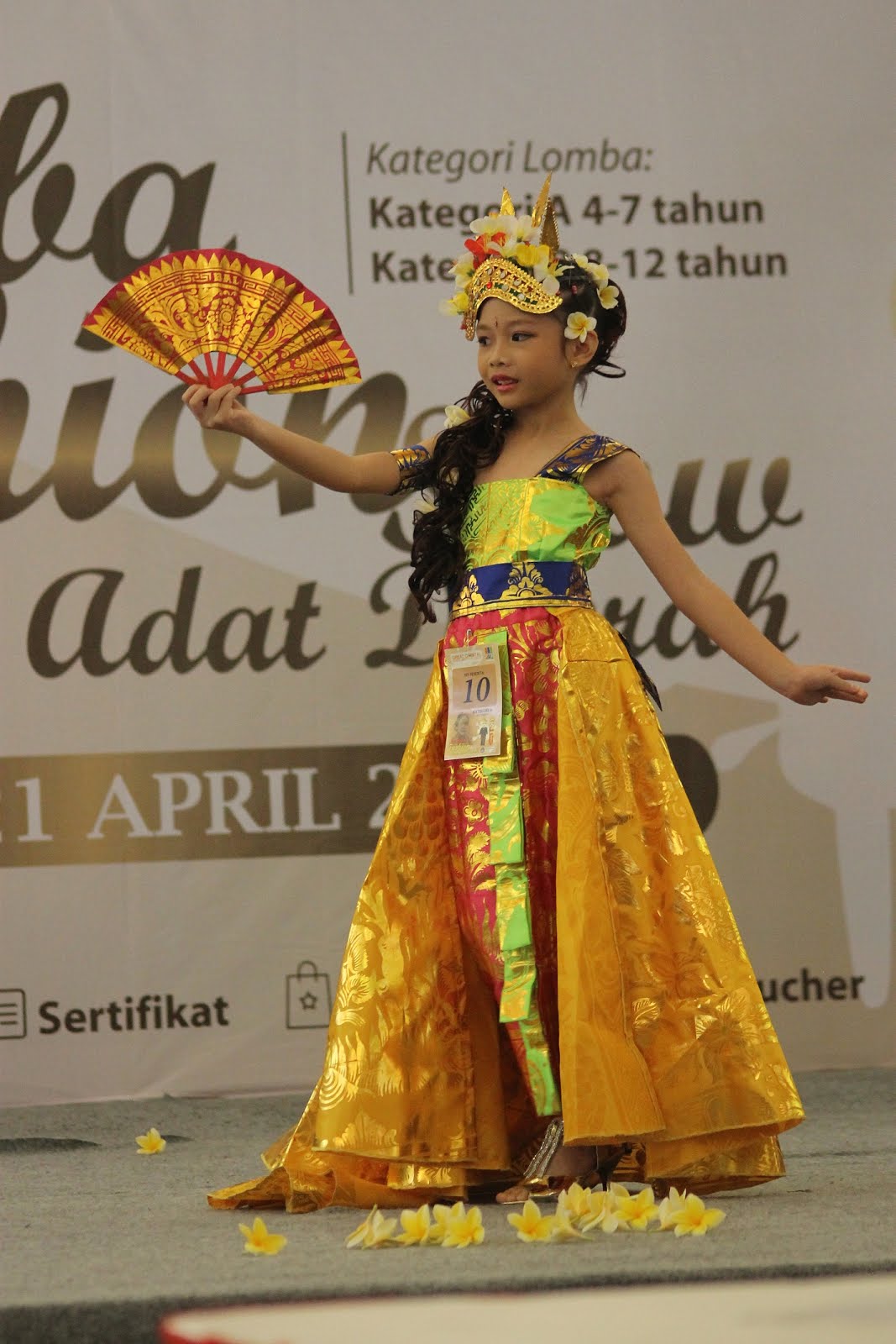 Kumpulan Foto Peserta Lomba  Fashion  Show  Baju Adat Daerah 