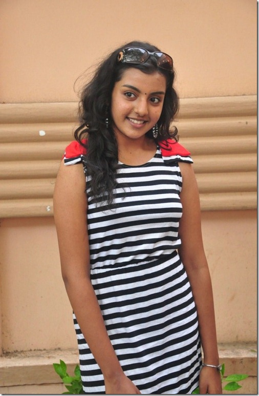 Divya Nagesh Stills, Divya Nagesh Photos Gallery