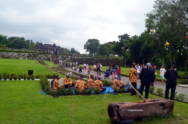 Atraksi budaya di Situs Ratu Boko ©JelajahSuwanto