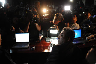 Các nhà báo nước ngoài quanh một quan chức của CHDCND Triều Tiên tại trung tâm báo chí ở Bình Nhưỡng vào ngày 13.4 