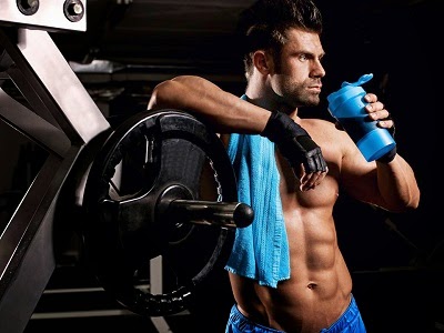 culturista en el gimnasio tomando un batido pre entreno