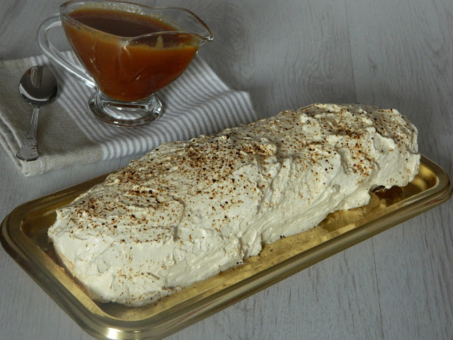 Rulada cu sos caramel si mascarpone