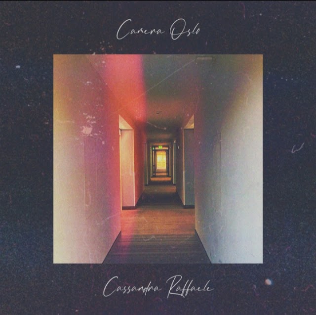 Cassandra Raffaele nos impressiona em seu novo álbum "Camera Oslo" 