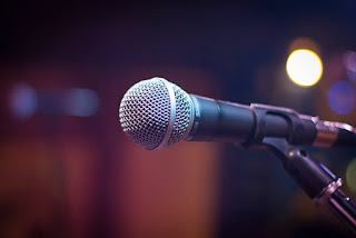 микрофон на сцене