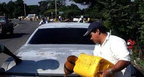 APURE: Este domingo por la noche la gasolina en mercado negro en el Nula se cotizó 3 mil pesos en frontera con Colombia.