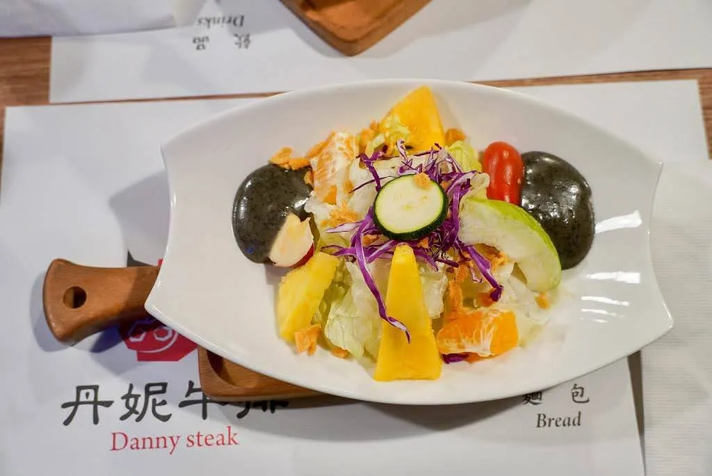 台南中西區｜丹妮牛排｜主打原味肉質，份量超大的美式排餐！內用濃湯、麵包、紅茶可以續！