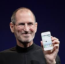 Steve Jobs talent, Steve Jobs domaine d'excellence, Steve Jobs capacité de concentration, Steve Jobs charisme, Steve Jobs artiste et créateur. Fabien Laurand, Biographie, ennéagramme, intelligences multiples, théorie des talents, talent, motivations, psychologie, réussite, succès, fortune. Finalement, ce qui surprend le plus chez Jobs c’est sa capacité exceptionnelle à se concentrer sur un objectif.  C’est cette aptitude à concentrer toute son énergie sur un sujet ou un problème en faisant abstraction de tout le reste qui lui a permis d’utiliser pleinement ses atouts et de parvenir à ses fins.  Le talent de Steve Jobs : la concentration ! Le domaine d’excellence de Steve Jobs était donc sa capacité de concentration, sa capacité à fixer toute son attention sur une tâche ou un objectif.  Mais son talent était aussi son talon d’Achille, car en utilisant toute son énergie à la réussite d’un projet, il faisait abstraction de tout le reste. Ainsi, il a souvent négligé ses proches et il a longtemps ignoré sa maladie alors même qu’elle pouvait peut-être être soignée à ses débuts.