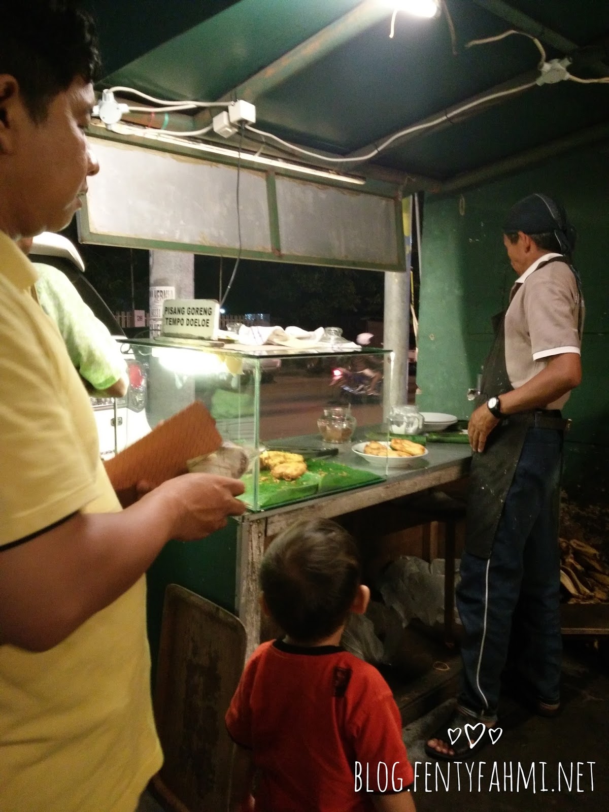 Kalau mau beli pisang goreng beli sendiri di pojokan area makan