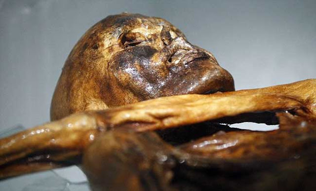 Mayat dikebumikan di dalam ais lebih daripada 5,300 tahun adalah orang pertama yang mempunyai tatu pada badan