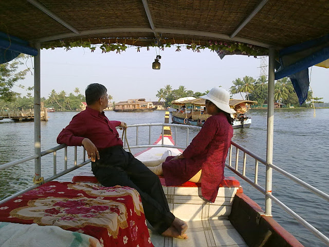 Shikara Boat Ride In Alleppey Backwaters