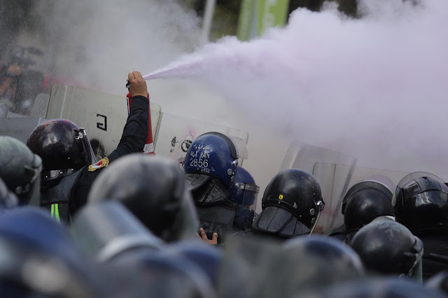 Unas 43 policías y 13 civiles lesionados, saldo de la marcha feminista en la CDMX