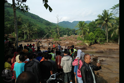 Foto : Evakuasi korban bencana banjir bandang Desa Sukakerti, Kec. Cisalak.