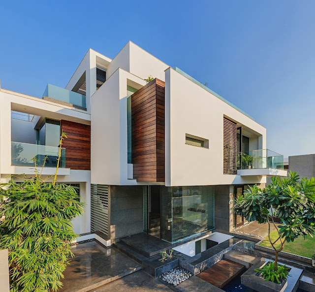 Picture of modern dream home as seen from the driveway