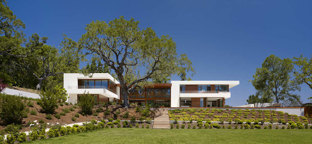 Modern Oz House in Silicon Valley surrounded by green vegetation 