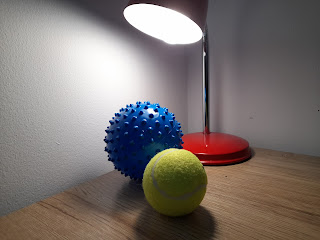 Bola de tênis e bola de massagem (com pequenas pontinhas)