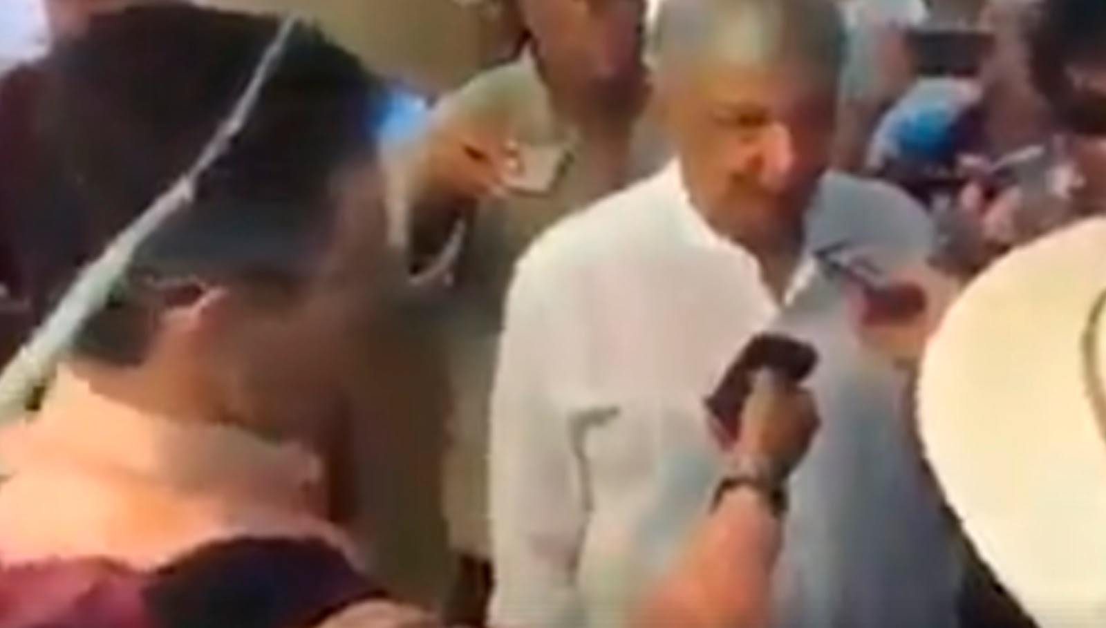 AMLO se topa con senador del PRI… y lo llama TRAIDOR en su cara (Video)