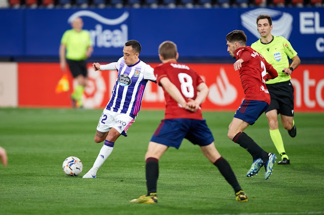 Remate de Fabián Orellana ante Nacho Vidal y Darko Brasanac. C. A. OSASUNA 0 REAL VALLADOLID C. F. 0. 13/03/2021. Campeonato de Liga de 1ª División, jornada 27. Pamplona, Navarra, estadio El Sadar. GOLES: No hubo.