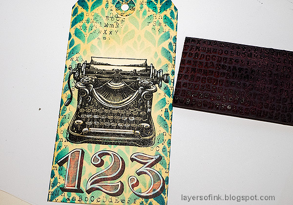 Layers of ink - Typewriter tag tutorial by Anna-Karin Evaldsson. Stamp with Tim Holtz School Desk.