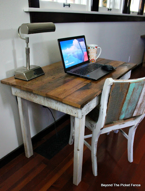 farmhouse decor, reclaimed wood, salvaged, barnwood desk, fixer upper, farmhouse table, https://goo.gl/40jXdX