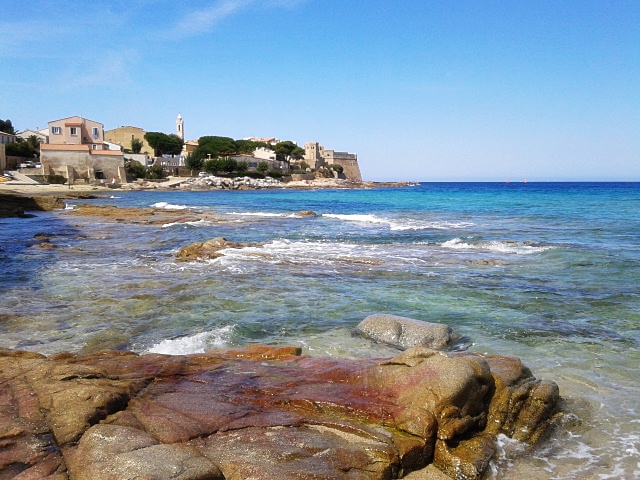 Ein Strand in Korsika