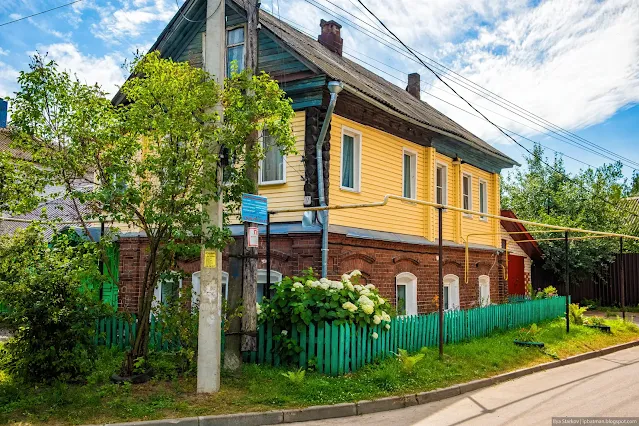 Полукаменный дом